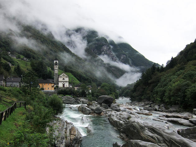 رودخانه شفاف ورزاسکا سوئیس